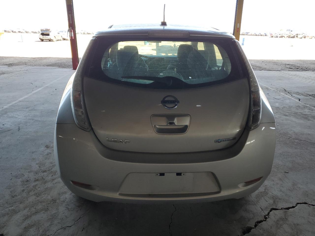 2015 Nissan Leaf S - Фото 6