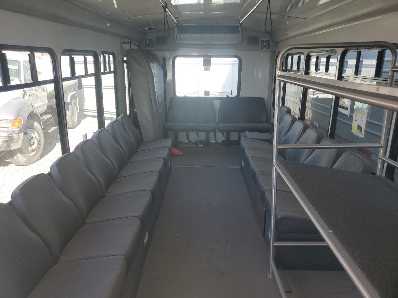 2016 Ford Econoline E450 Super Duty Cutaway Van - Фото 6