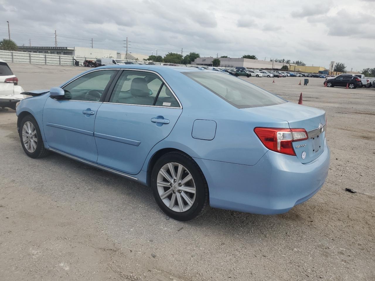 2012 Toyota Camry Base - Фото 2