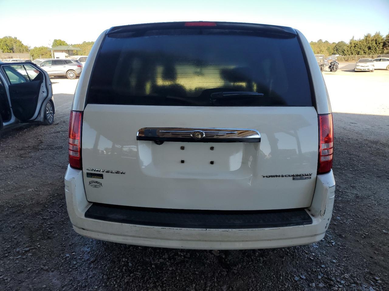 2009 Chrysler Town & Country Lx - Image 6