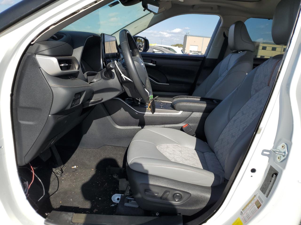 2023 Toyota Highlander Hybrid Bronze Edition - Image 7