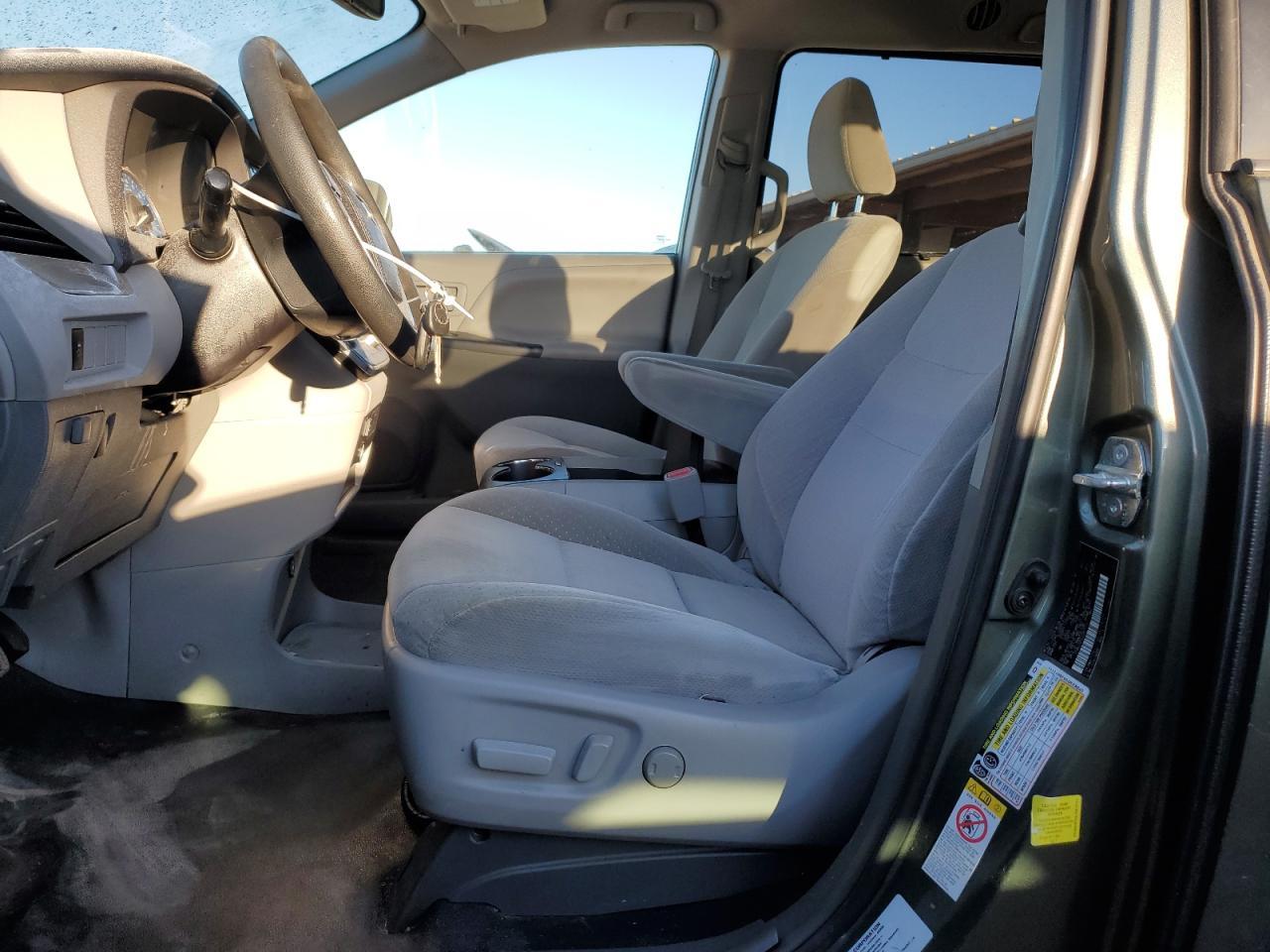 2018 Toyota Sienna Le - Image 7