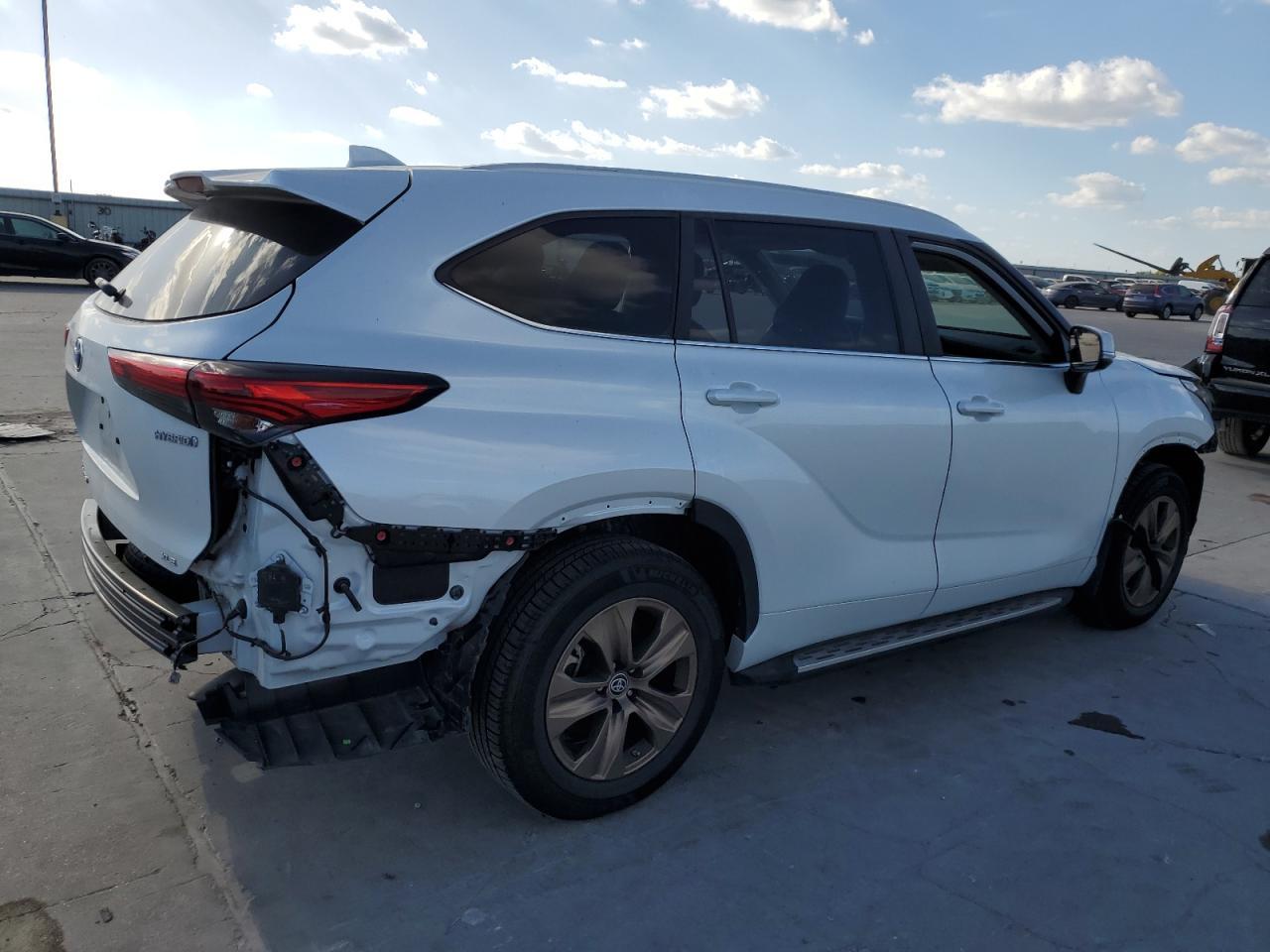 2023 Toyota Highlander Hybrid Bronze Edition - Image 3