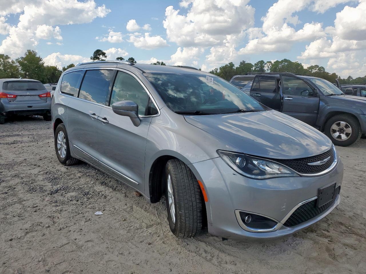 2019 Chrysler Pacifica Touring L - Image 4