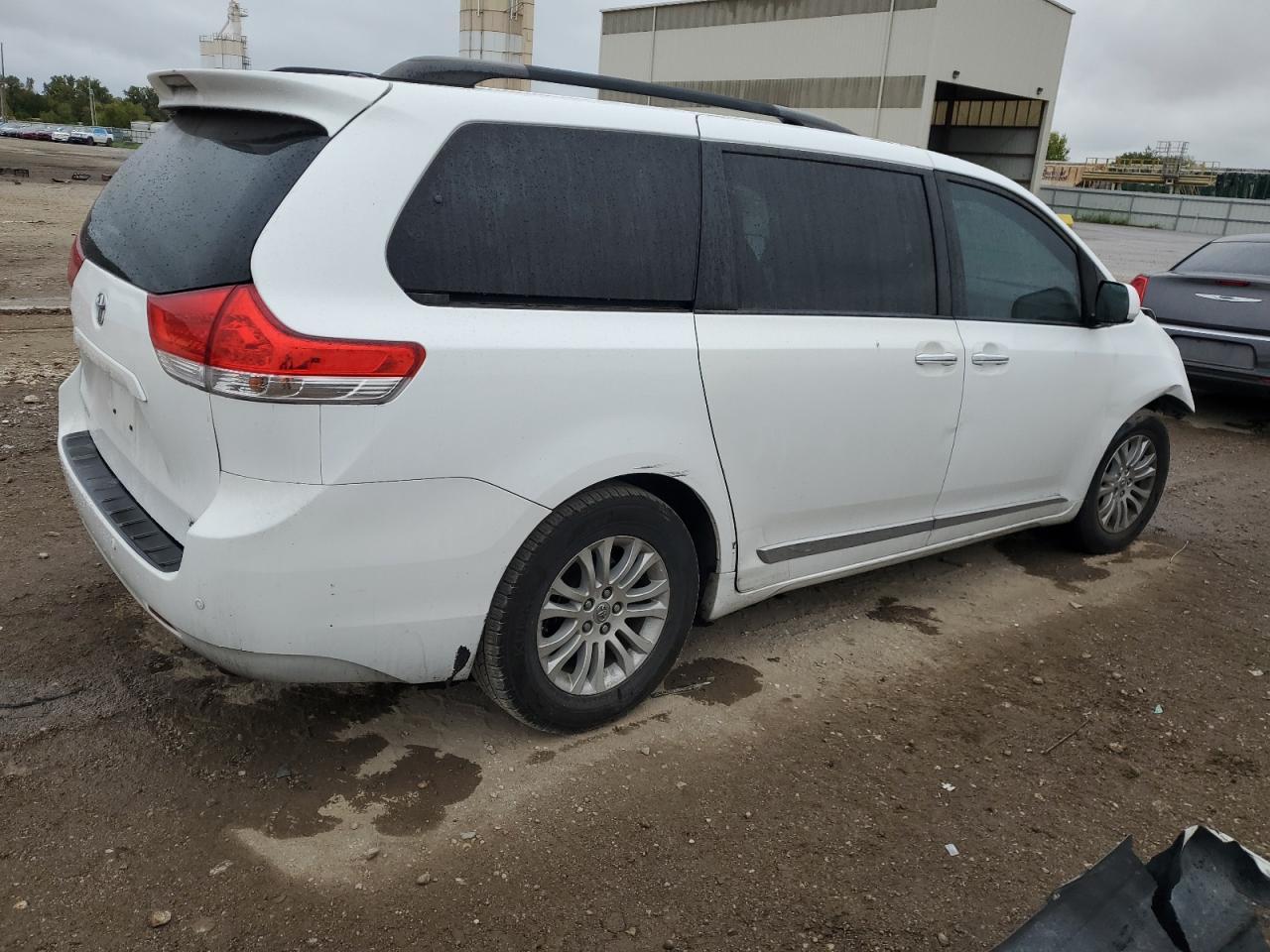 2012 Toyota Sienna Xle 8-Passenger - Фото 3