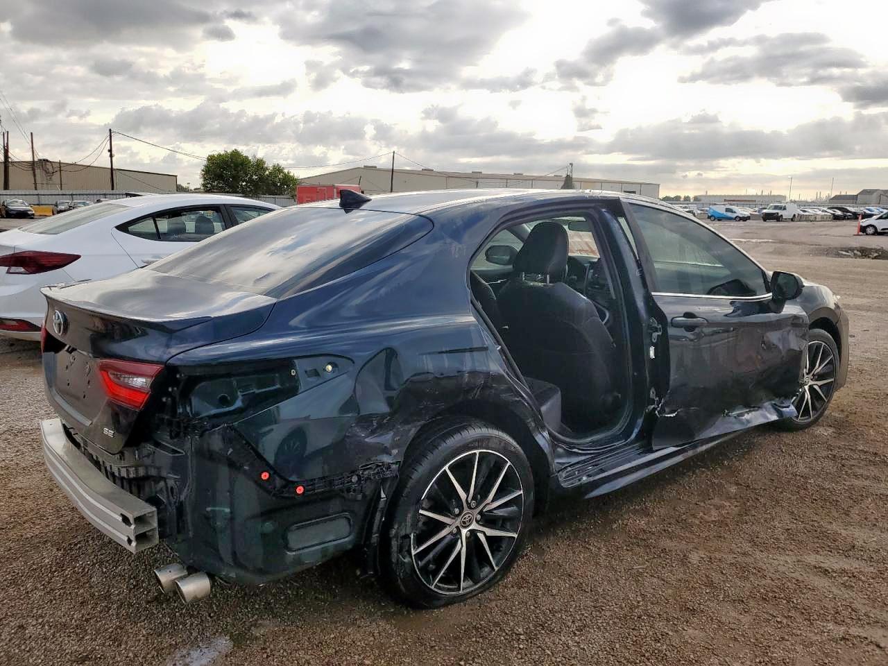 2021 Toyota Camry Se - Фото 3