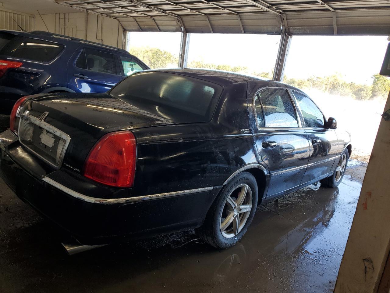 2009 Lincoln Town Car Signature Limited - Image 3