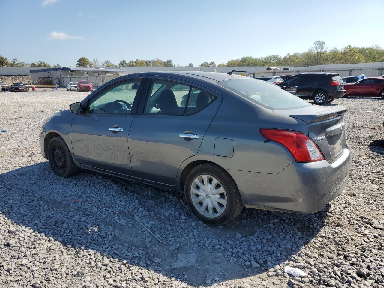 2017 Nissan Versa S - Фото 2