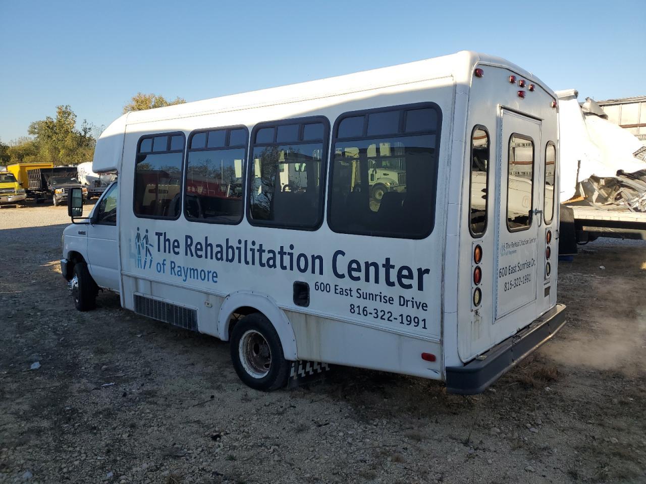 2009 Ford E350 Shuttle Bus - Фото 3