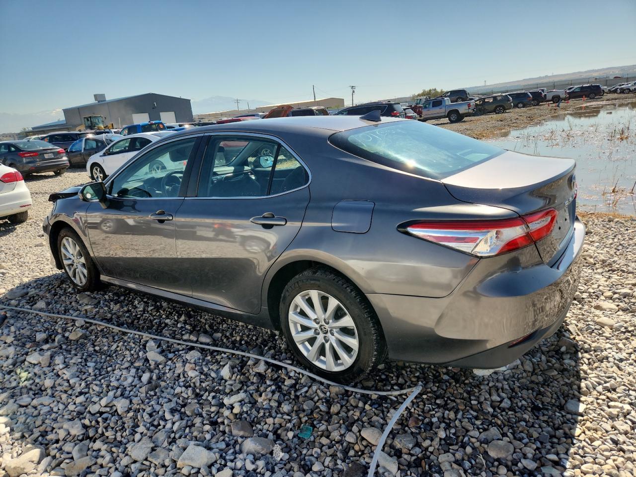 2020 Toyota Camry Le - Фото 2