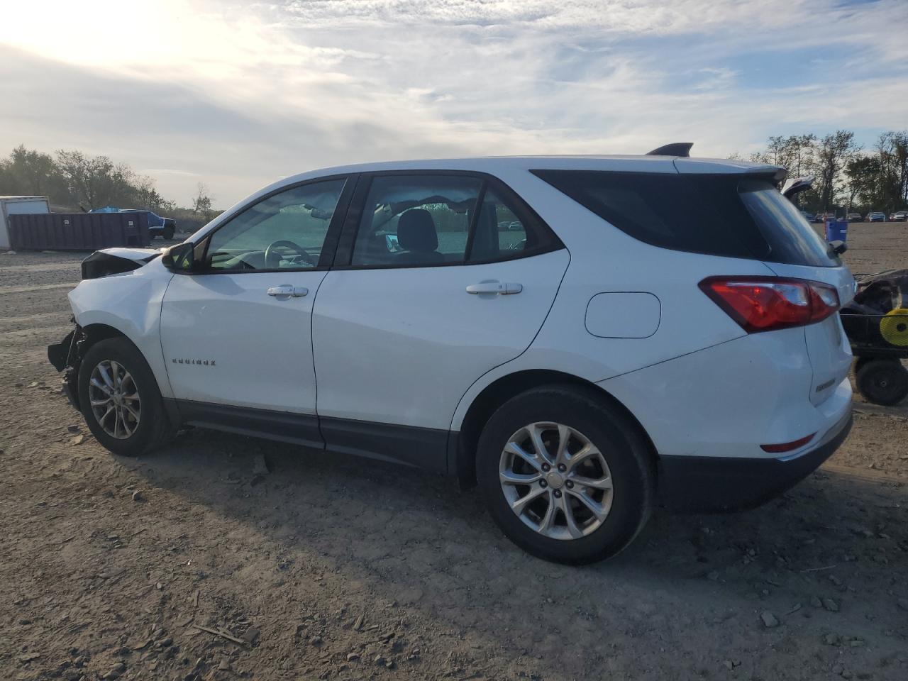 2018 Chevrolet Equinox Ls - Фото 2