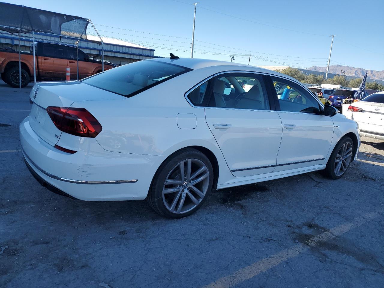 2017 Volkswagen Passat R-Line - Фото 3