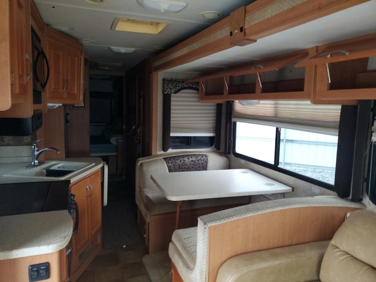 2009 Four Winds Hurricane - Rv - Image 6