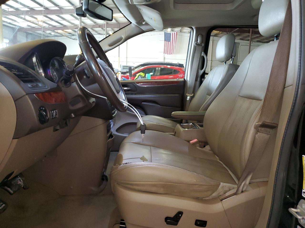 2015 Chrysler Town & Country Touring L - Image 7