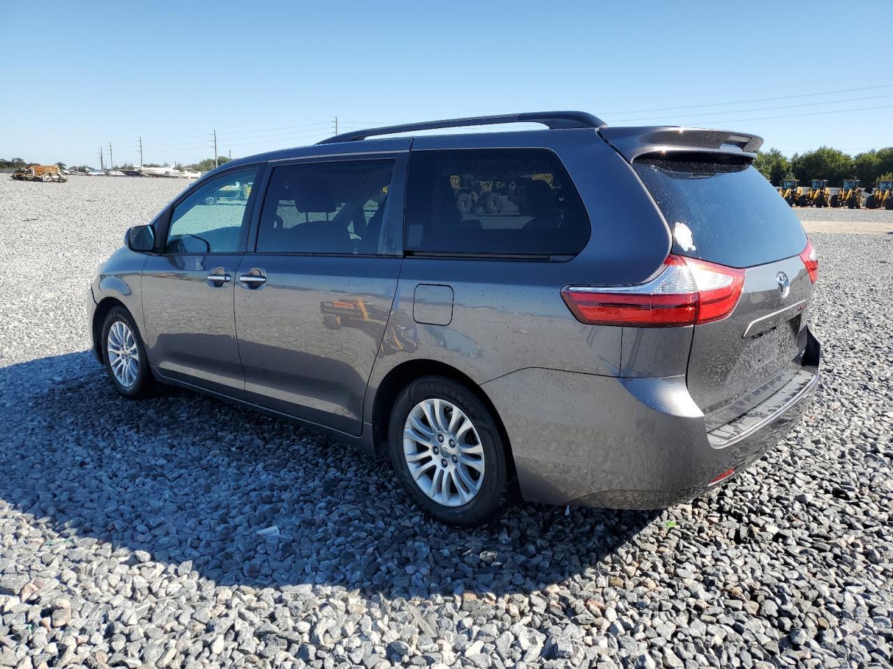 2015 Toyota Sienna Xle - Image 2