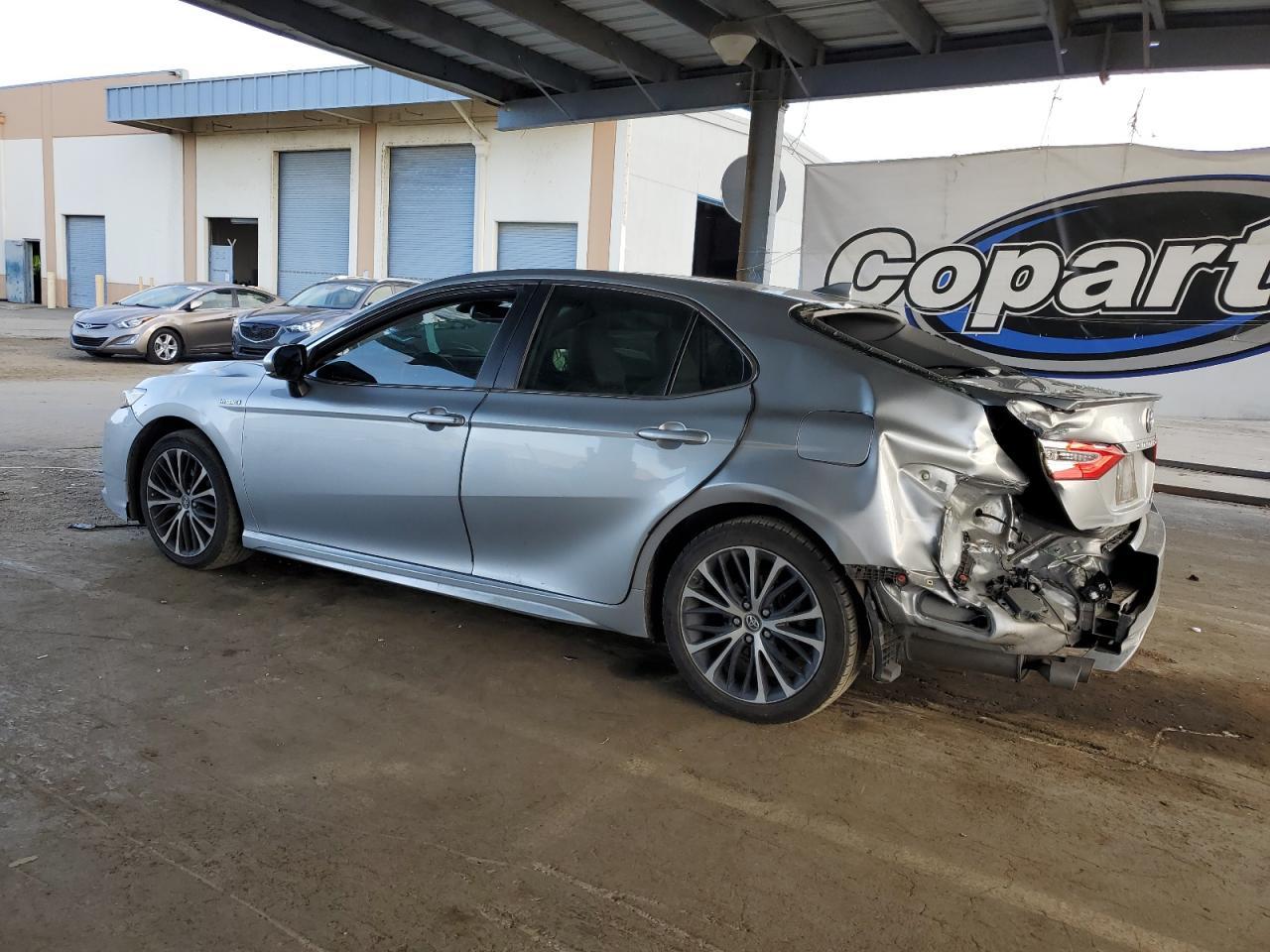 2019 Toyota Camry Hybrid - Фото 2