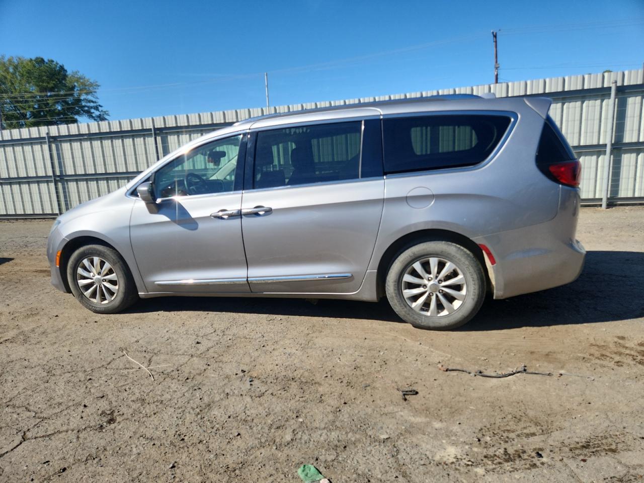 2019 Chrysler Pacifica Touring L - Image 2