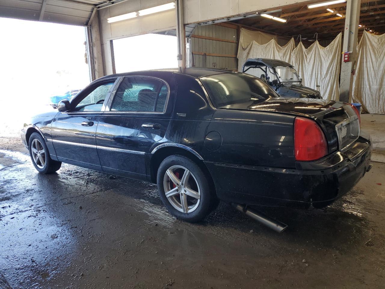 2009 Lincoln Town Car Signature Limited - Image 2