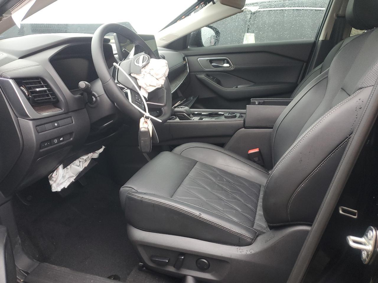 2025 Nissan Rogue Platinum - Image 7