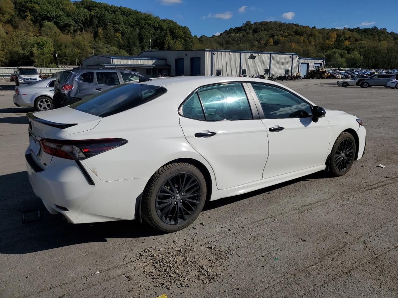 2022 Toyota Camry Se - Фото 3