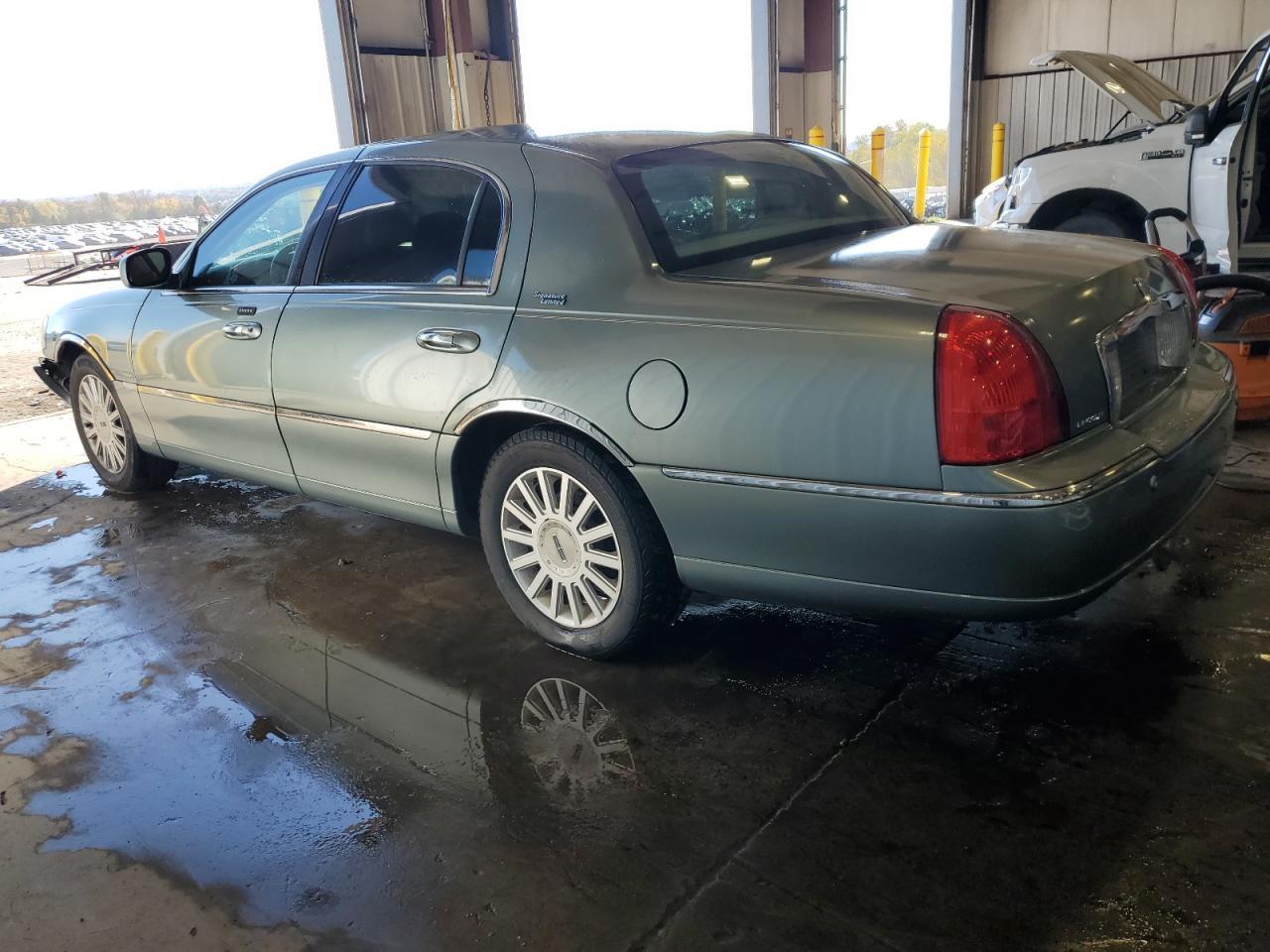 2005 Lincoln Town Car Signature Limited - Фото 2