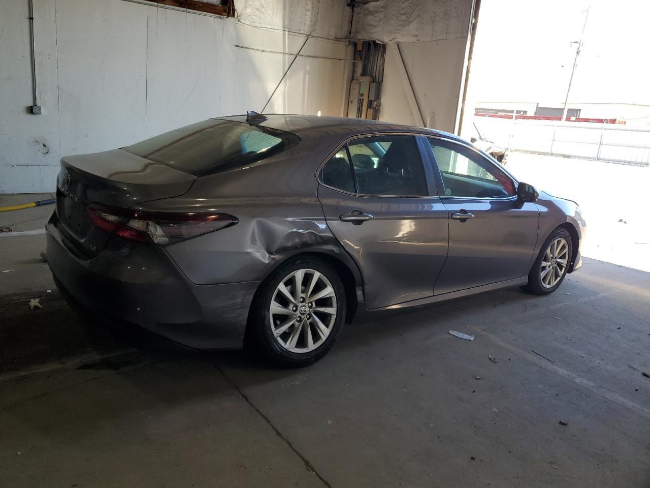 2021 Toyota Camry Le - Фото 3