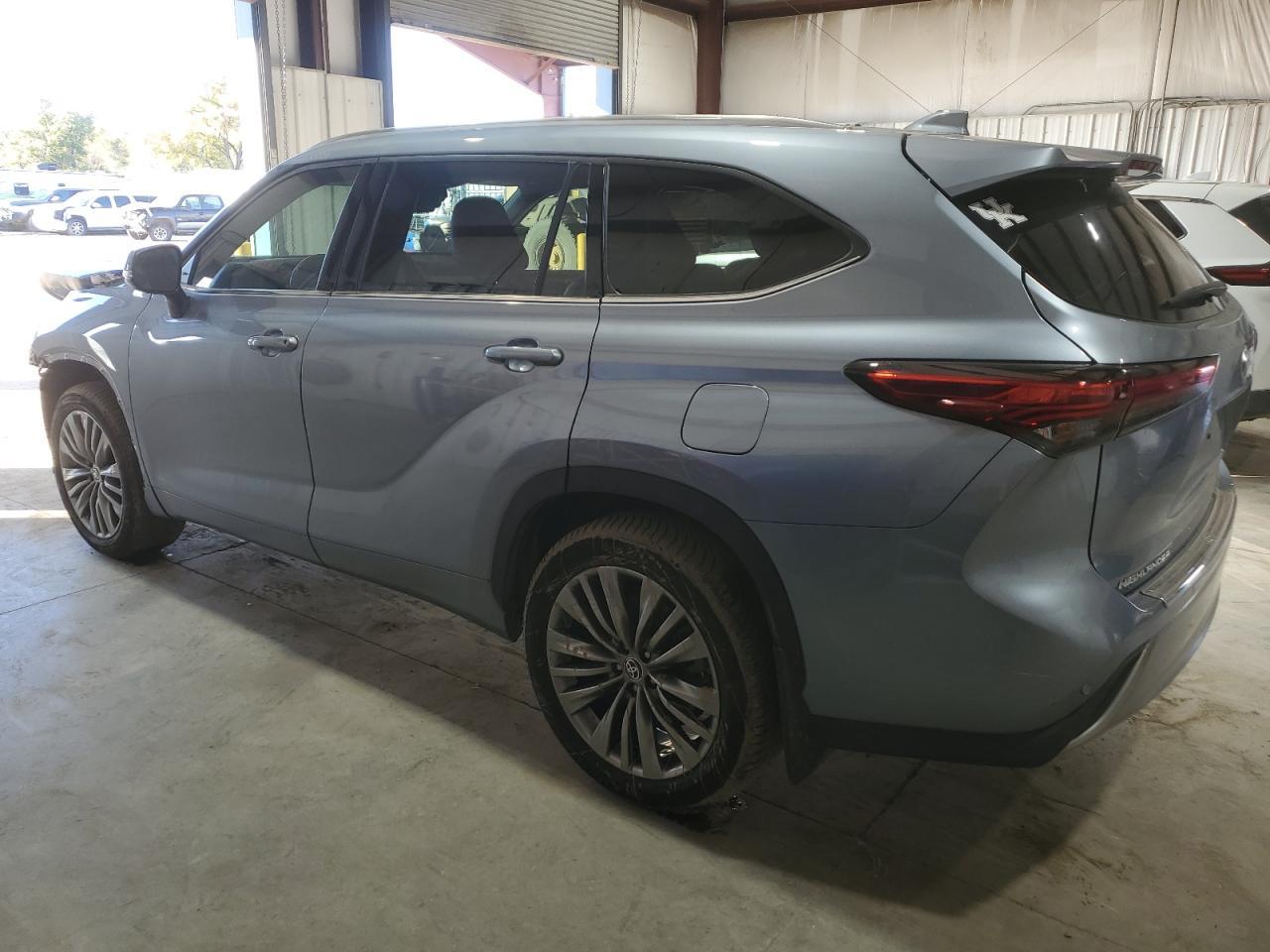 2020 Toyota Highlander Platinum - Image 2