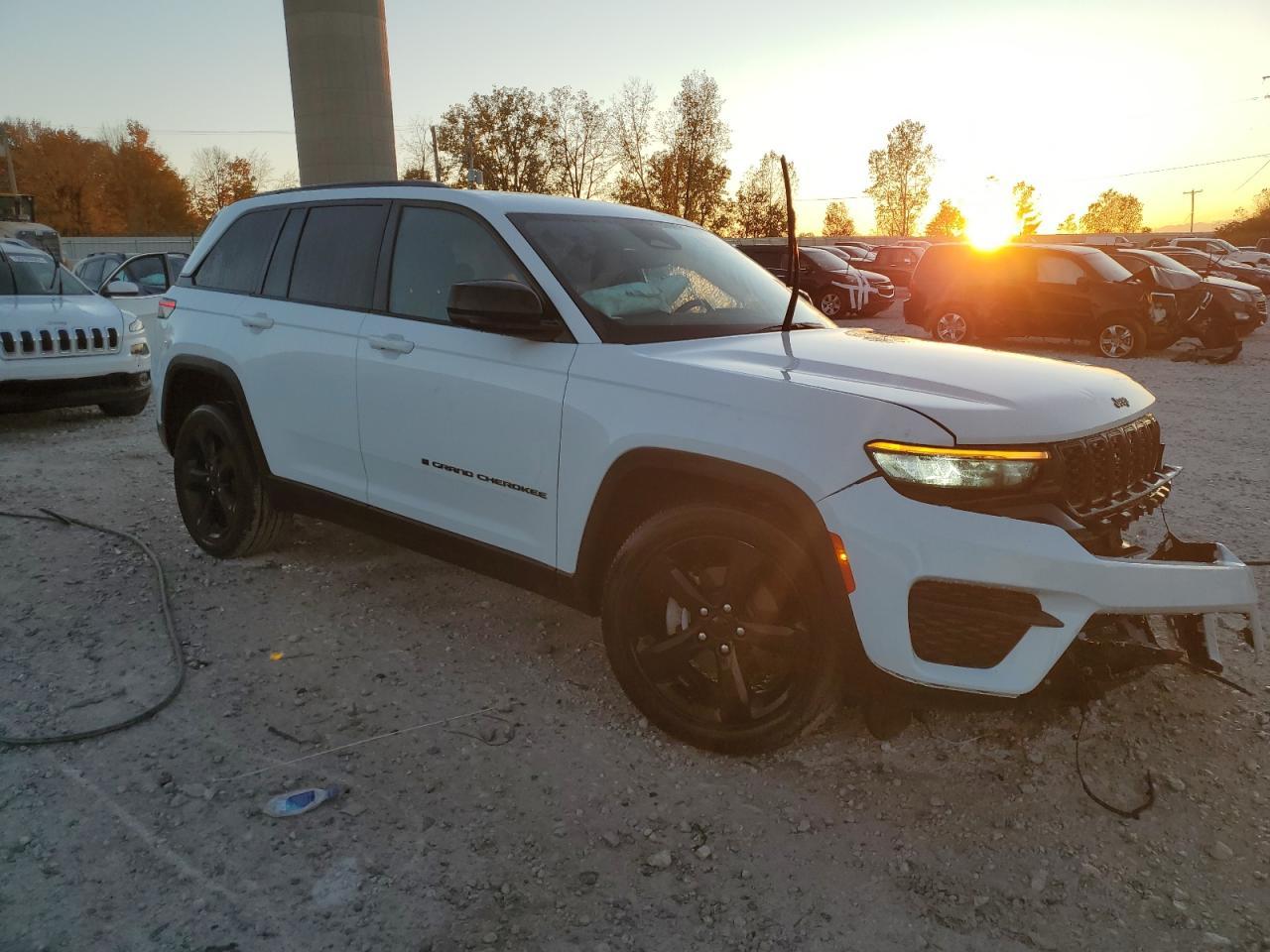 2023 Jeep Grand Cherokee Laredo - Image 4