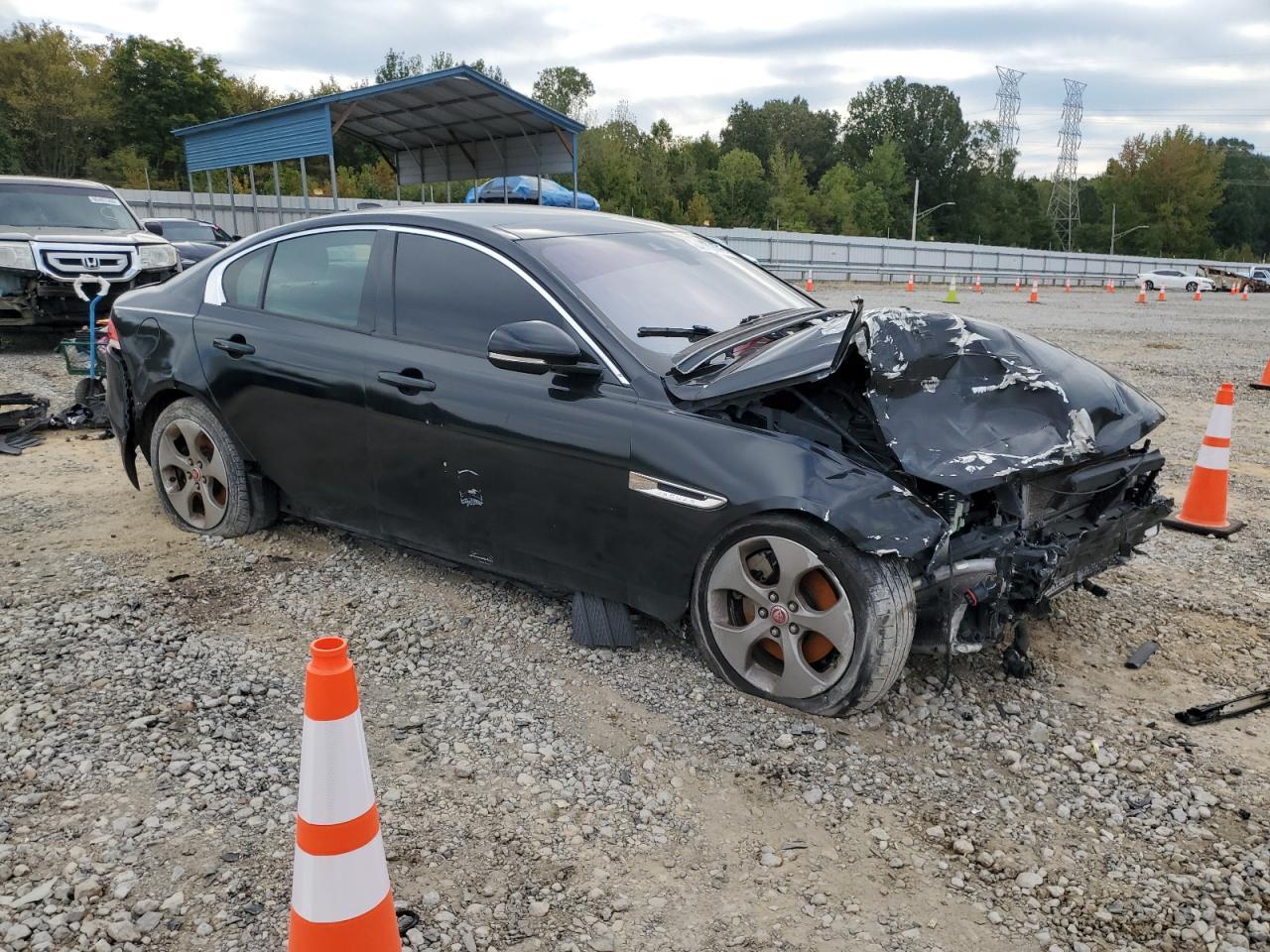 2018 Jaguar Xe - Image 4