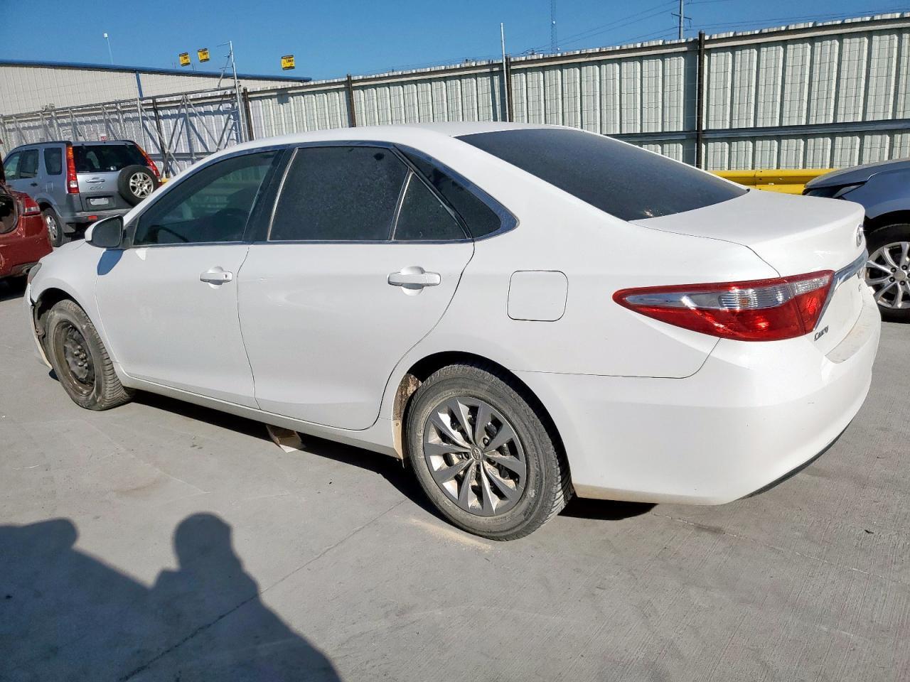 2016 Toyota Camry Le - Фото 2