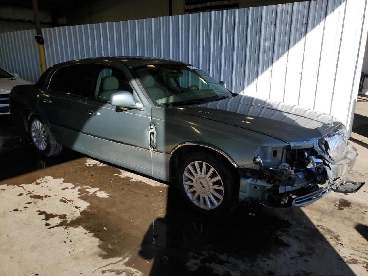 2005 Lincoln Town Car Signature Limited - Фото 4