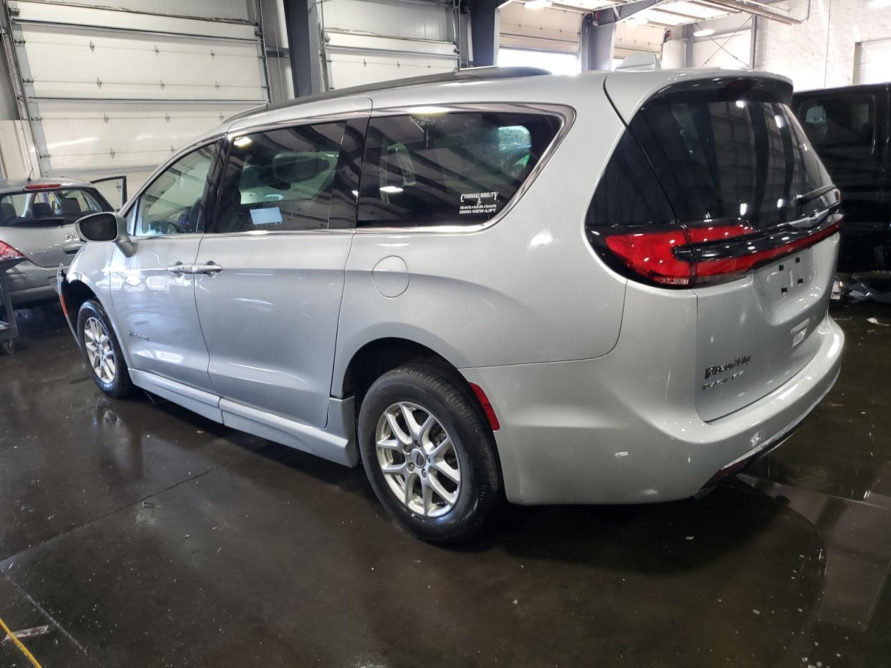 2022 Chrysler Pacifica Touring L - Фото 2