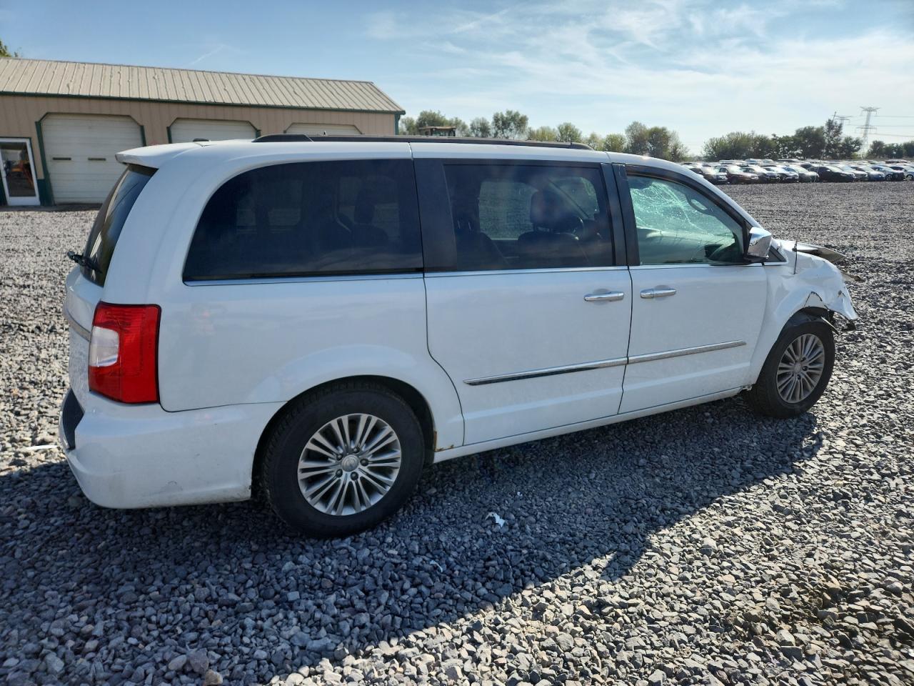 2014 Chrysler Town & Country Touring L - Image 3