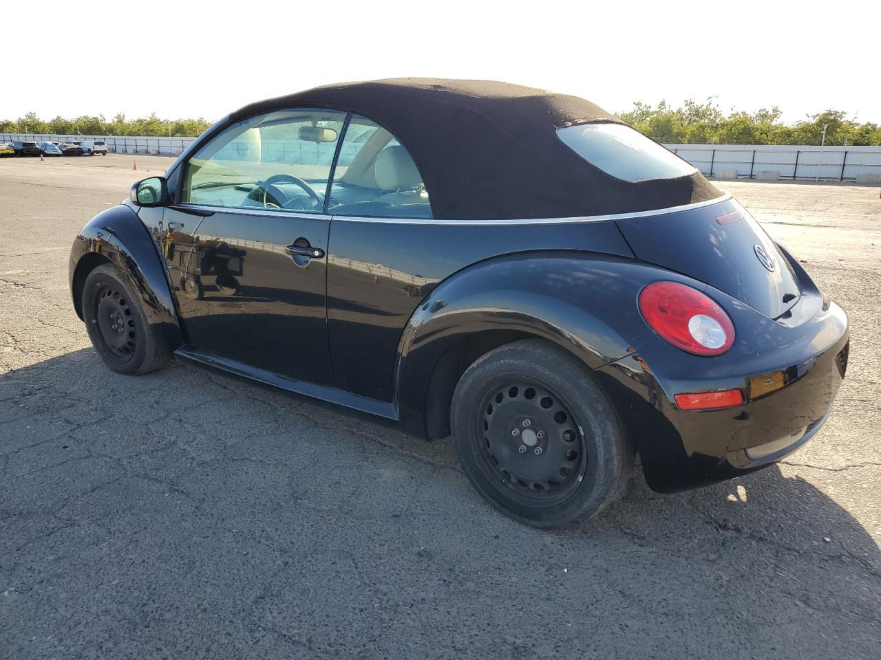 2008 Volkswagen New Beetle Convertible S - Фото 2