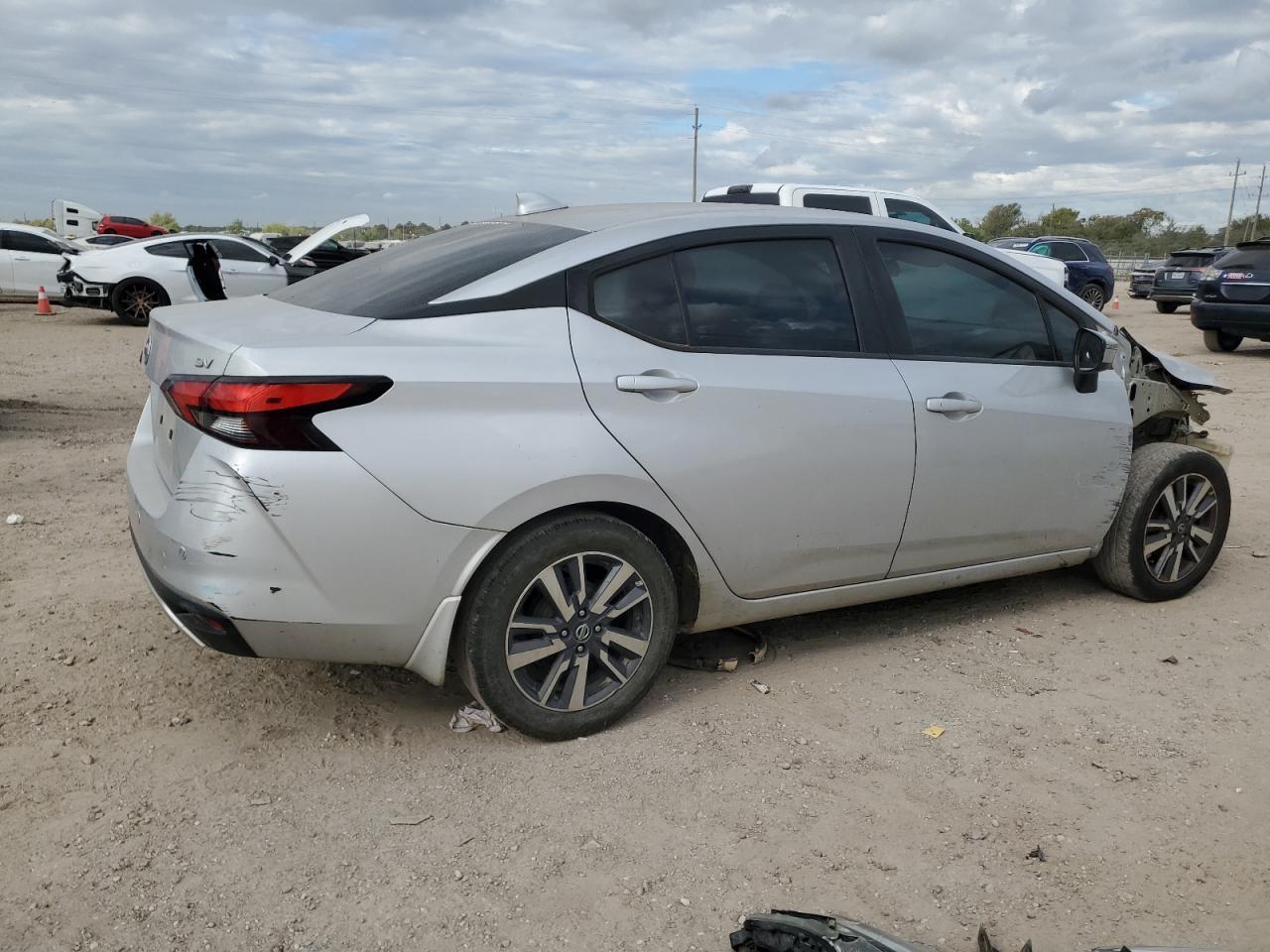 2020 Nissan Versa Sv - Image 3