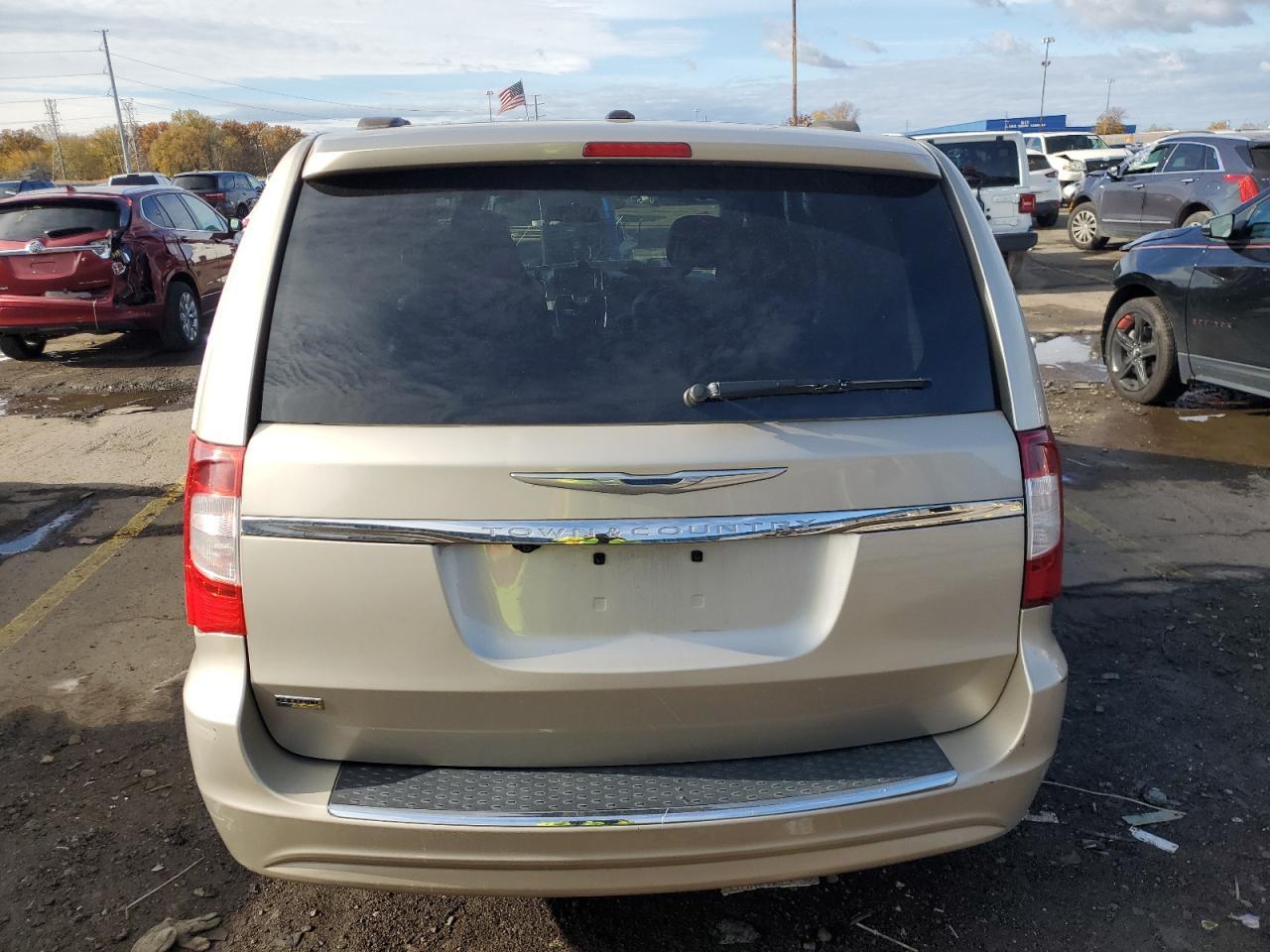 2015 Chrysler Town & Country Touring - Image 6