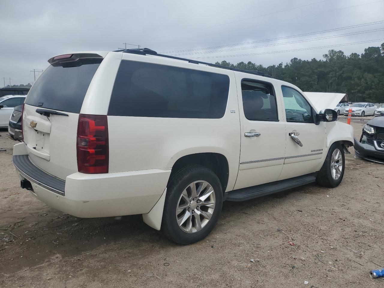 2014 Chevrolet Suburban C1500 Ltz - Image 3