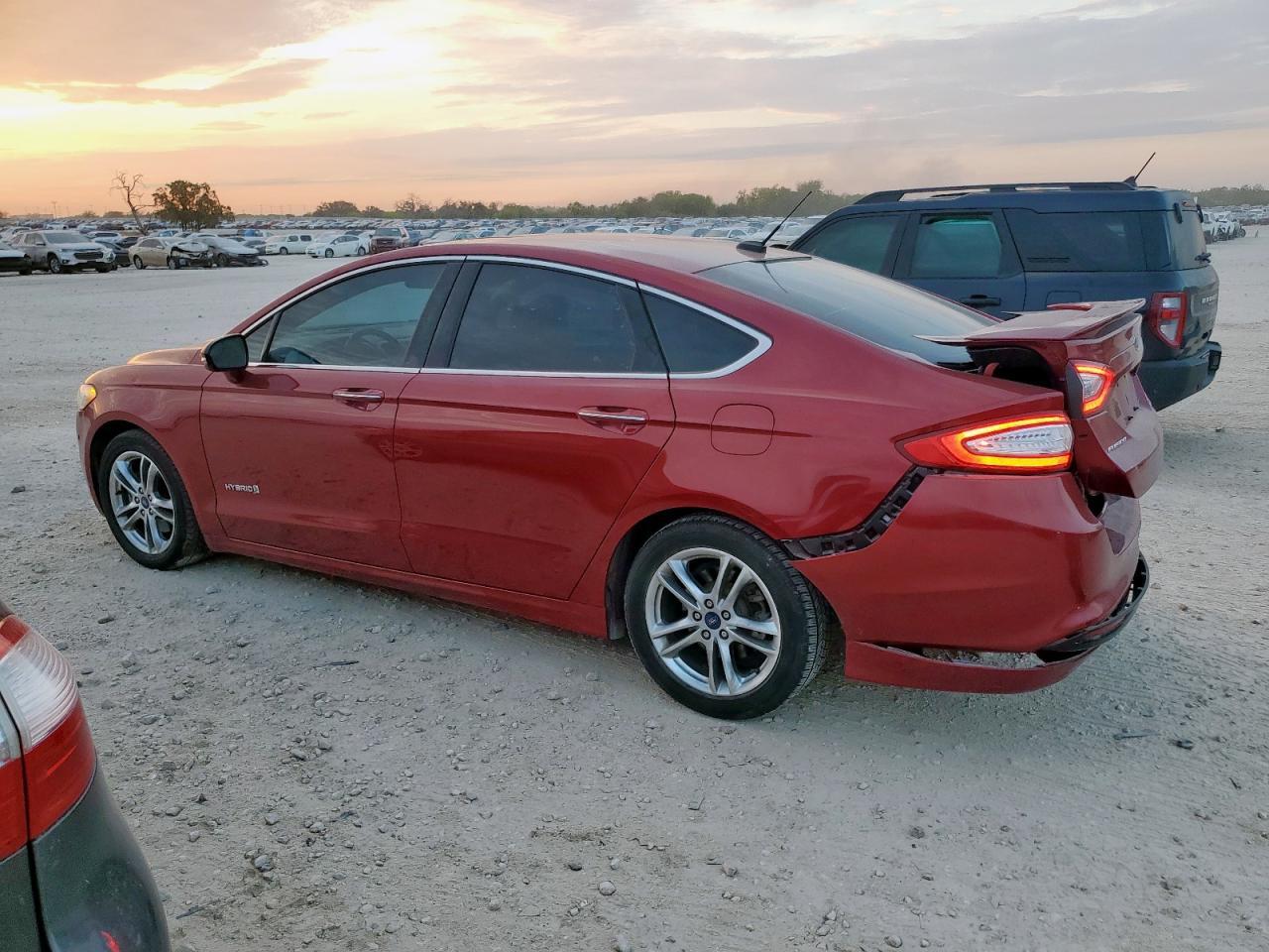 2016 Ford Fusion Titanium Hev - Фото 2