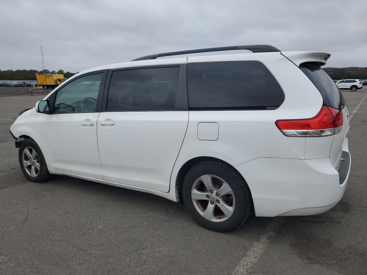 2014 Toyota Sienna Le - Image 2