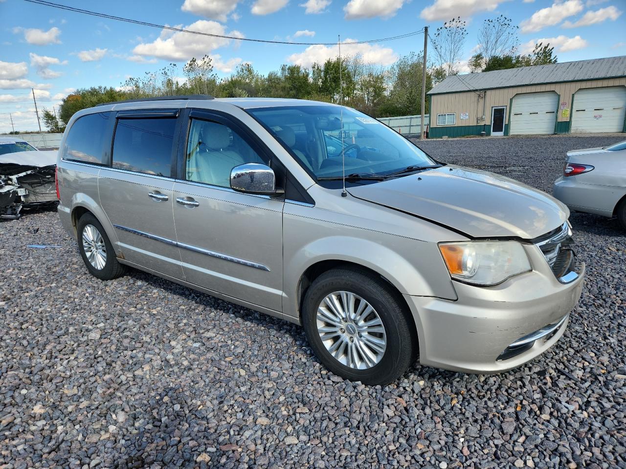 2013 Chrysler Town & Country Touring L - Фото 4