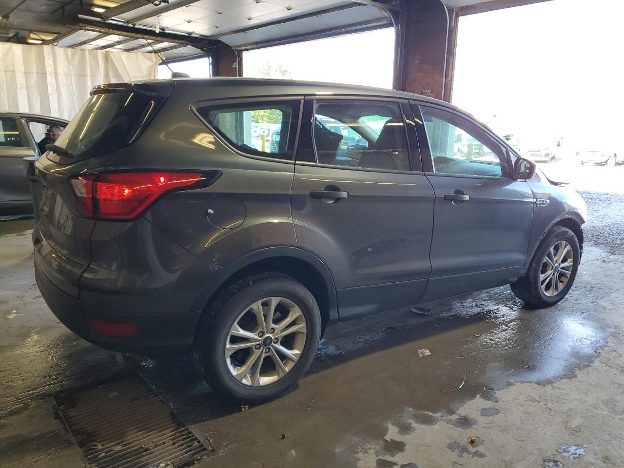 2019 Ford Escape S - Фото 3