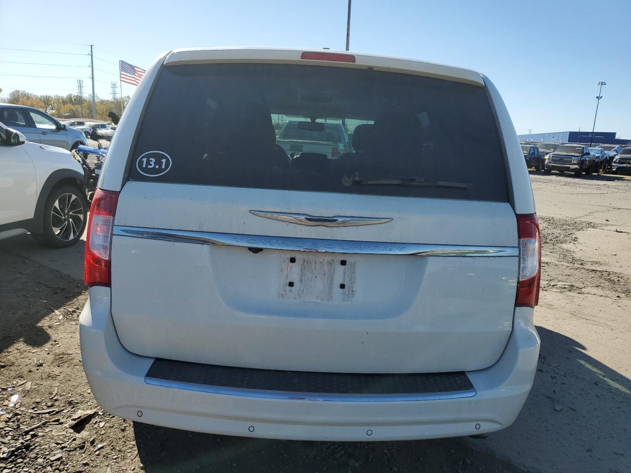 2013 Chrysler Town & Country Touring L - Фото 6