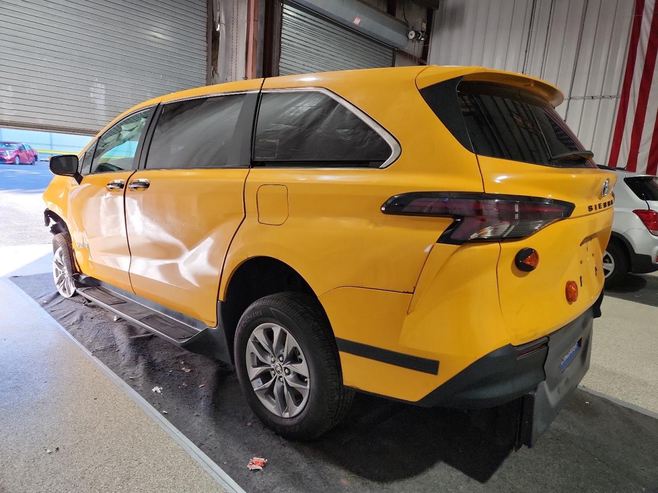 2023 Toyota Sienna Le - Фото 2