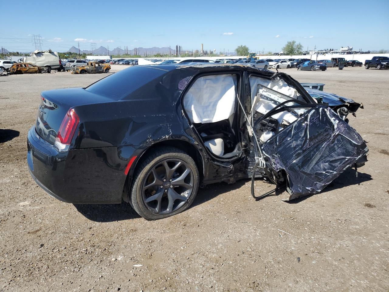 2023 Chrysler 300 Touring L - Фото 3