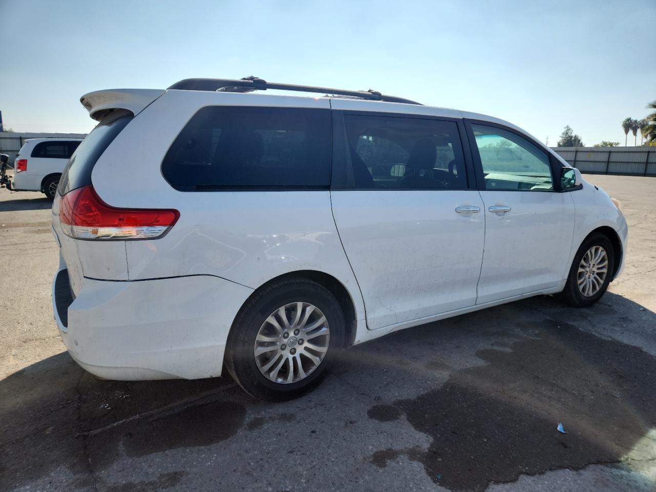 2013 Toyota Sienna Xle - Фото 3