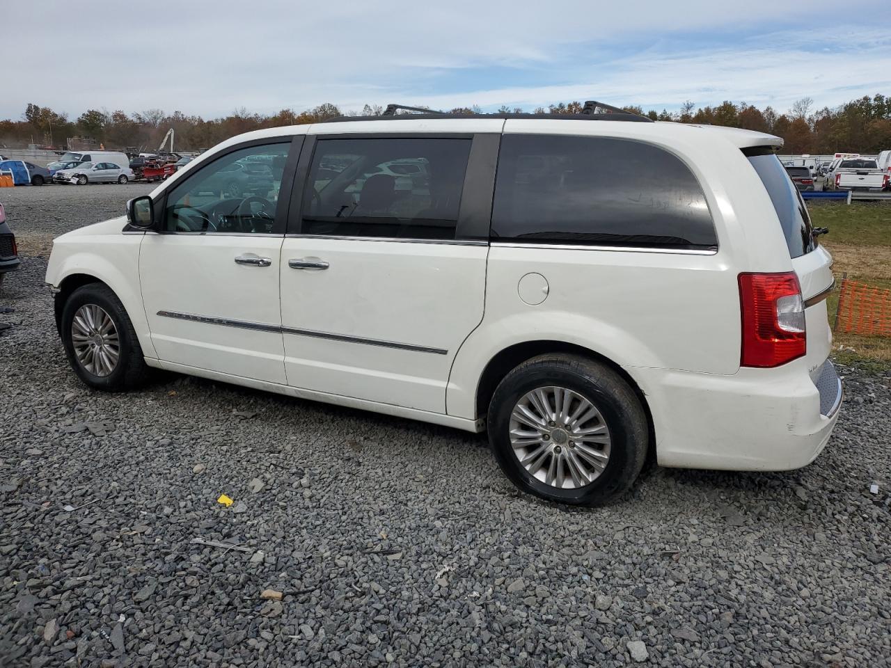 2013 Chrysler Town & Country Touring L - Image 2