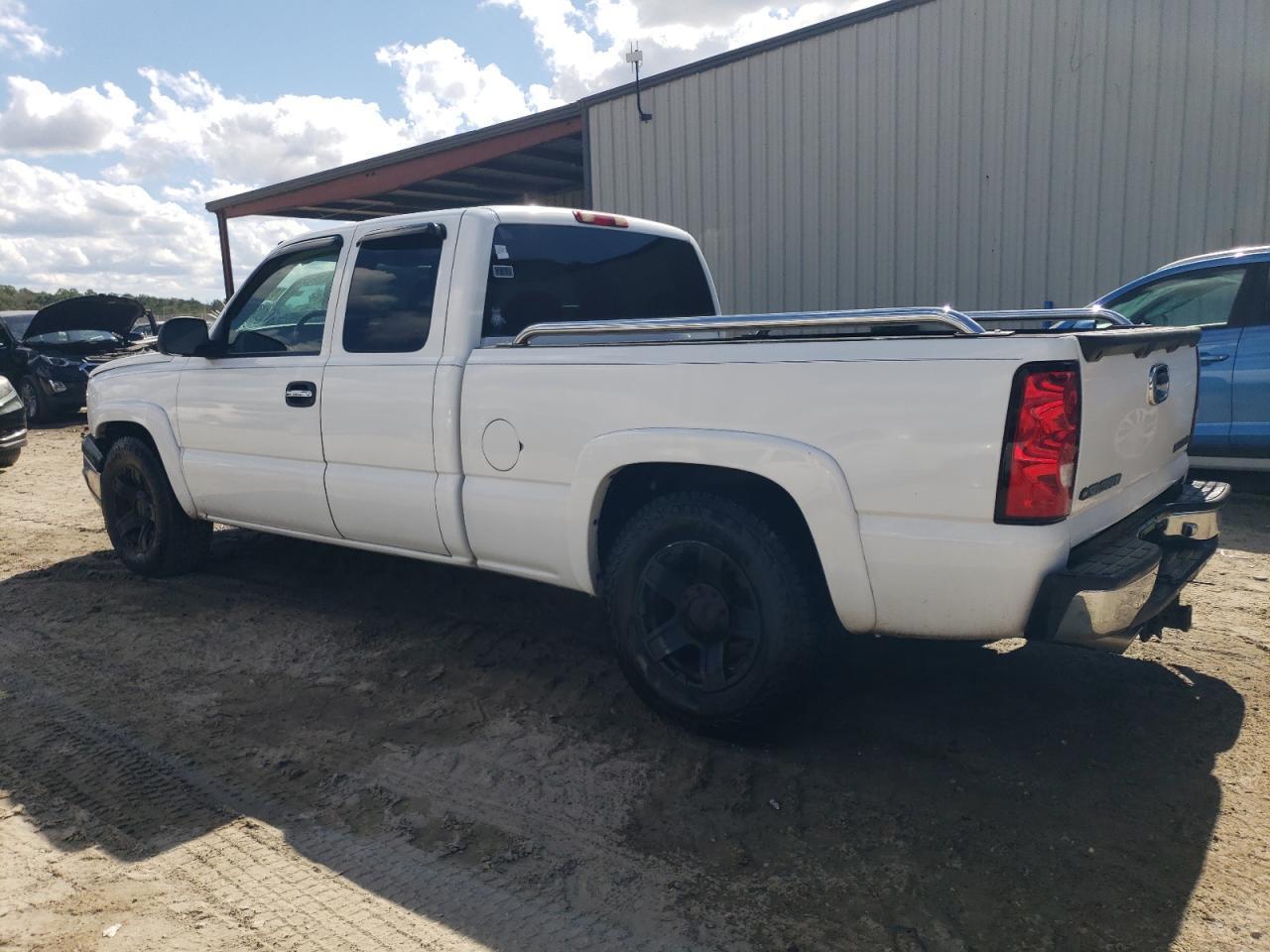 2004 Chevrolet Silverado C1500 - Image 2