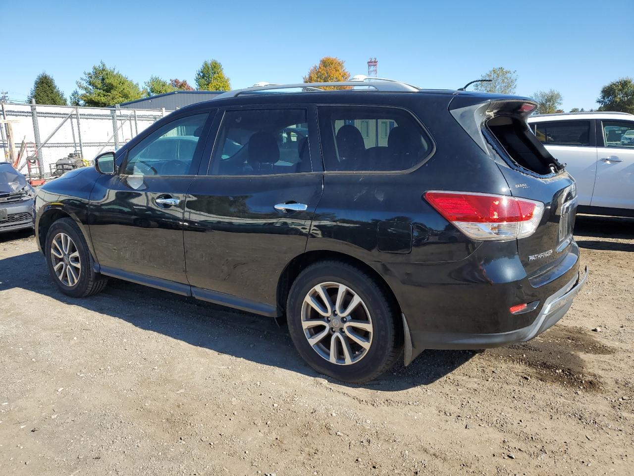2015 Nissan Pathfinder S - Фото 2
