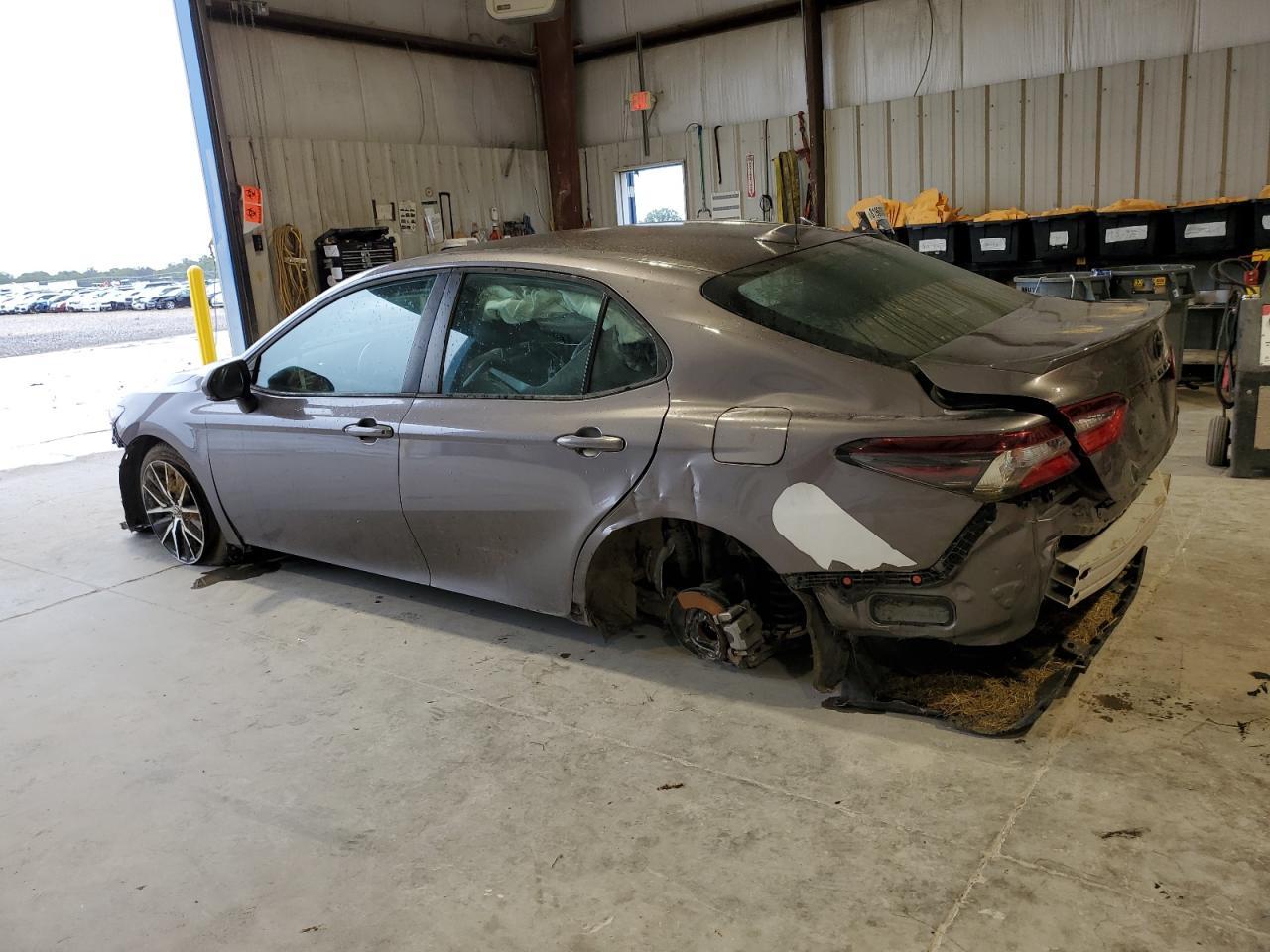 2022 Toyota Camry Se - Фото 2