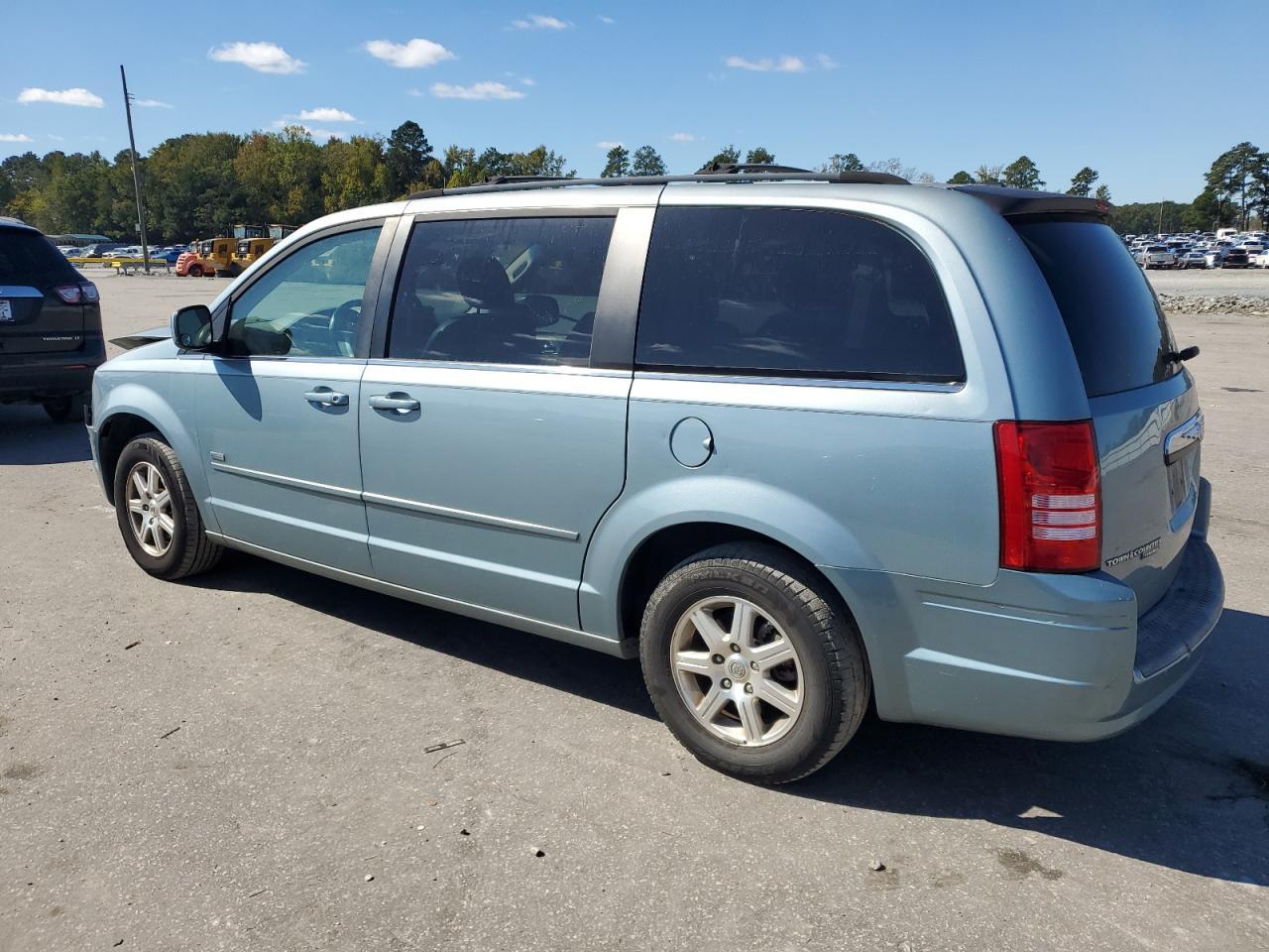 2008 Chrysler Town & Country Touring - Image 2